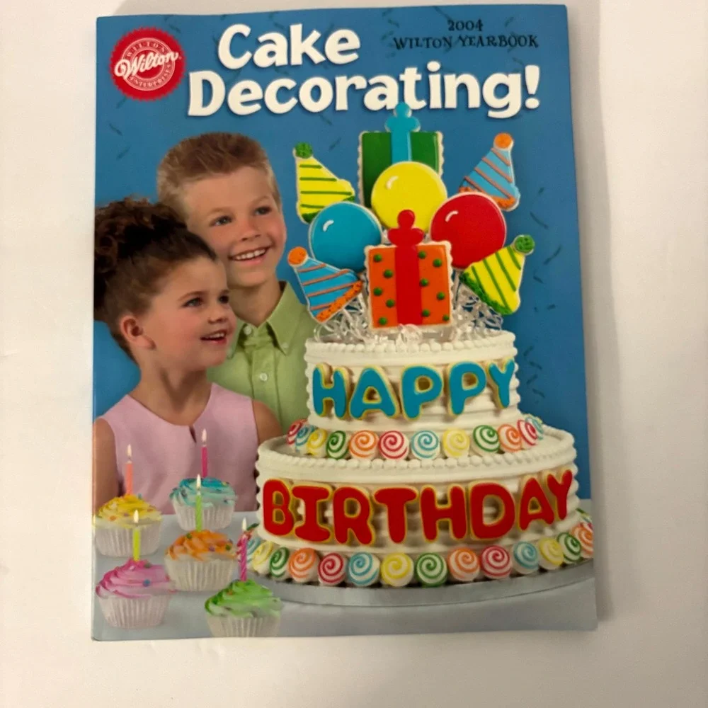 Wilton 2004 Yearbook Cake Decorating Book Birthday Wedding Cake Ideas PB